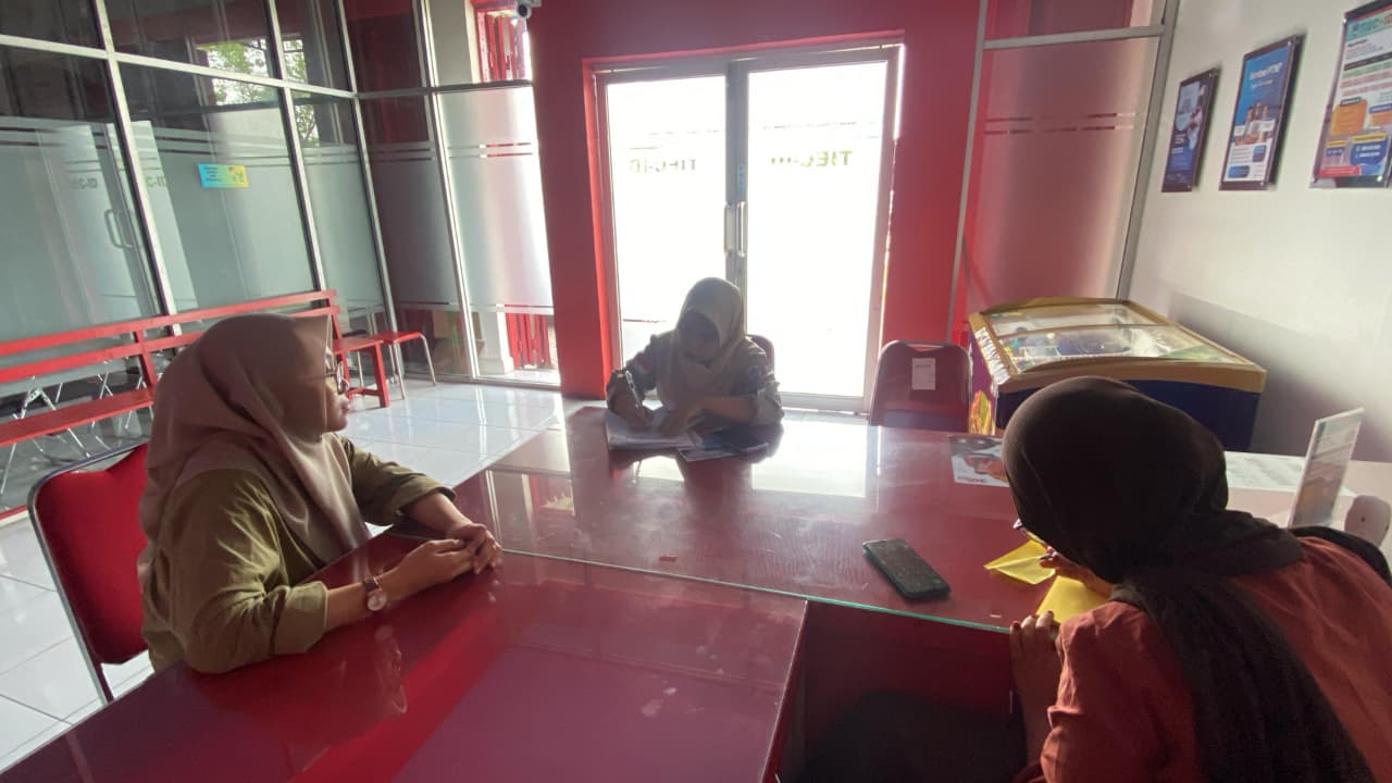 Orang Tua Siswa Mendaftarkan anaknya Bimbel di TIEC-ID